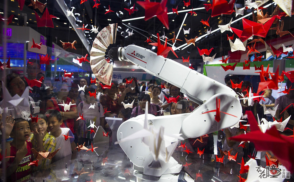 8月29日，2019中国国际智能产业博览会上的机器人带来扇舞表演。机器人挥扇、转扇，动作流畅而富有意境。华龙网-新重庆客户端记者 石涛 摄