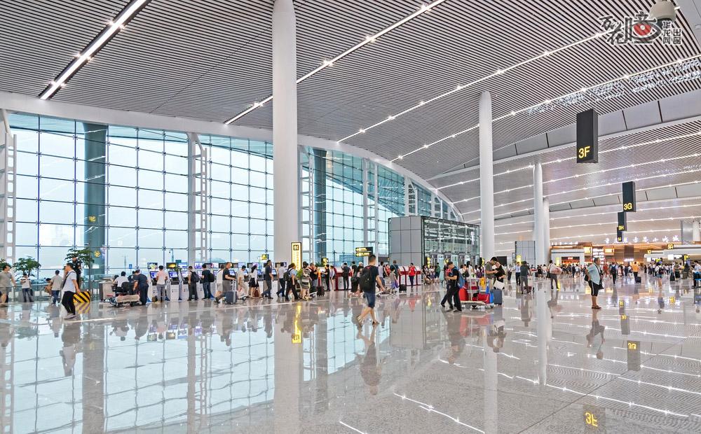 1990年江北机场投运，航站楼面积为1.2万平方米，能满足120万人旅客保障需求。如今航站楼面积已经扩容至73万平米了。