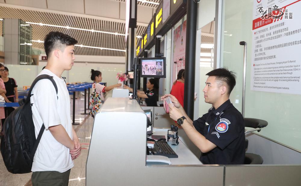 如今，再走进江北机场，安检通道已全部使用人脸识别系统，大幅度提升了安检效率。