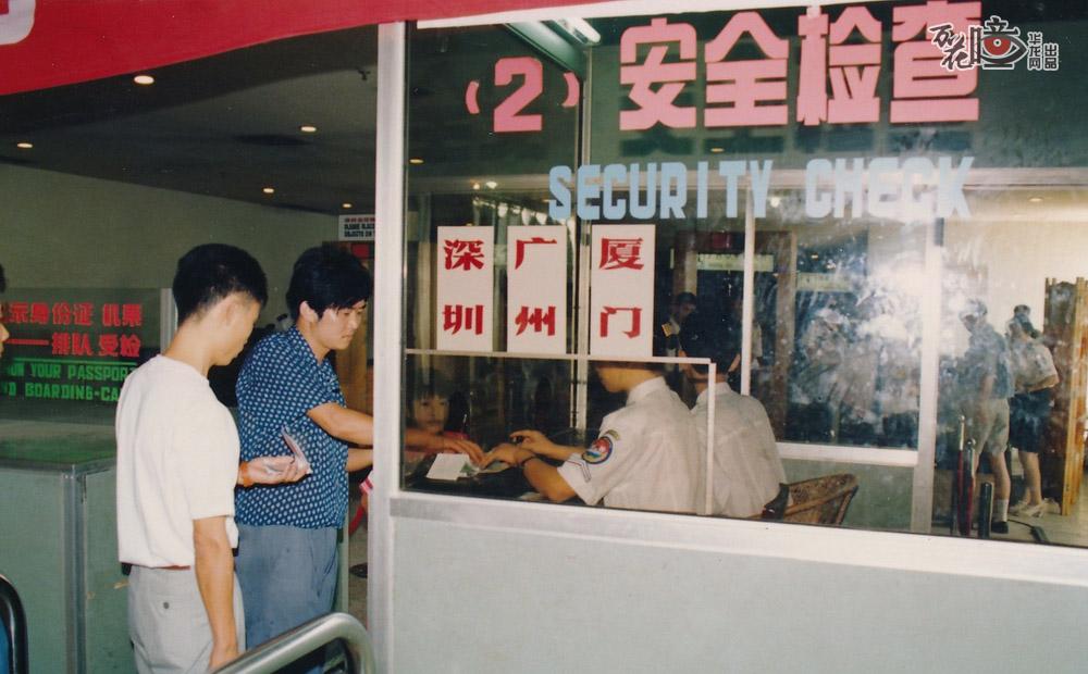 重庆江北机场投运时，机票还是手写的，乘客的姓名、始发地、目的地、票价、航班号等信息，都由工作人员手工填写。