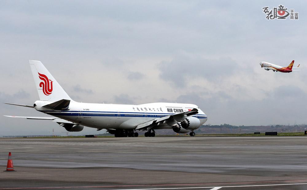 2015年5月1日起，重庆至北京航线上投入了波音747-8宽体飞机。今年春运期间，江北机场在热门航线上投放的波音747、787，空客330等大型客机将超过3000架次。