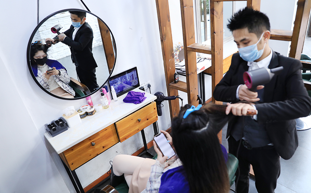 理发，成了疫情期间的“头”等大事，3月18日，重庆市美容美发行业协会公布了141家开门复工的理发店和36家美容门店名单。小伙伴们，你们的“tony”老师终于回来啦，打理造型快点安排上！