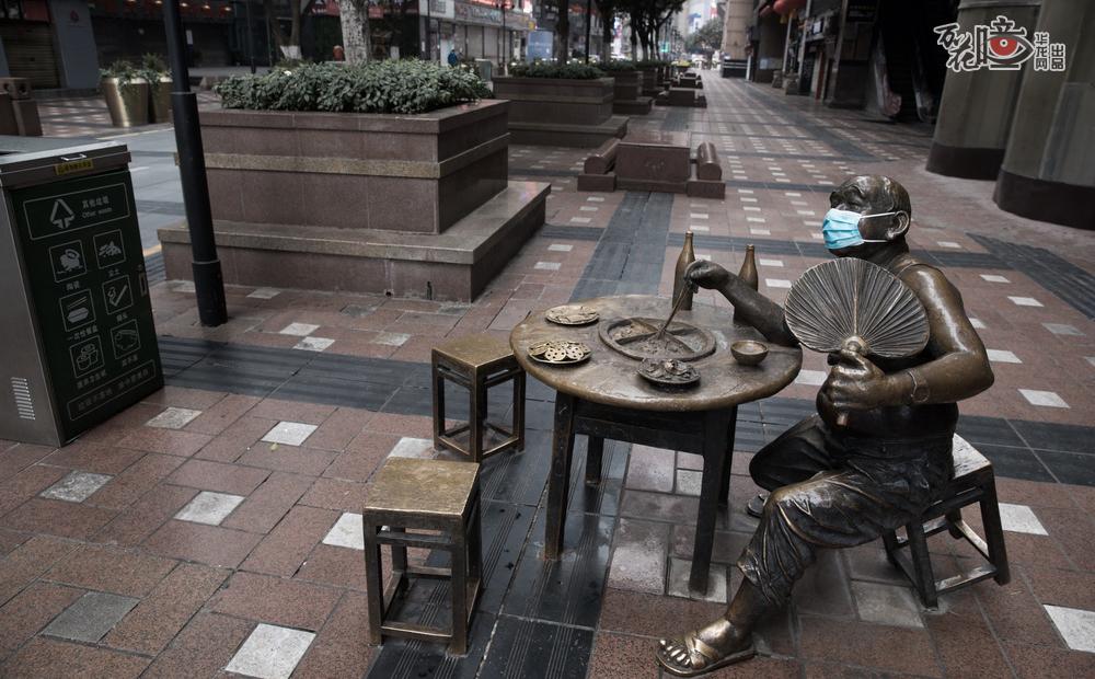 “火锅老头”的雕塑也是八一路好吃街的标志，雕塑将重庆人烫火锅时的悠闲自在展现得淋漓尽致。疫情期间，这里的“火锅”也只剩他独自“享用”。
