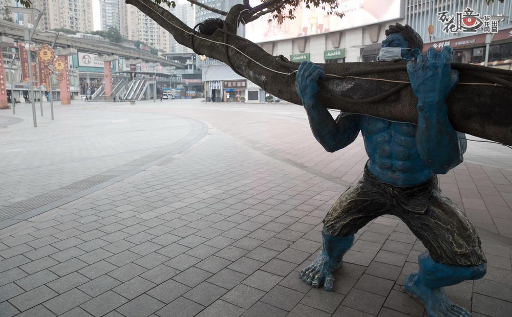 杨家坪步行街，一个雕塑巨人托起树干孤单地立在街头，一眼望去仿佛电影里的场景，恍如隔世。