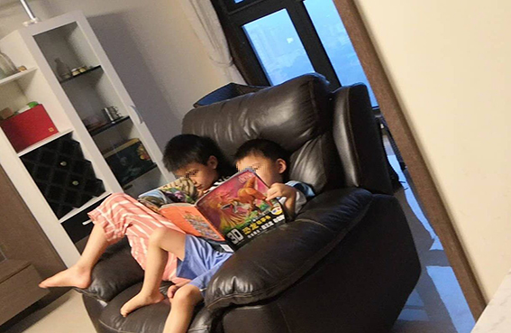 4、安静时，安安和弟弟昊昊会坐在一起看书。受访者供图 华龙网发.jpg