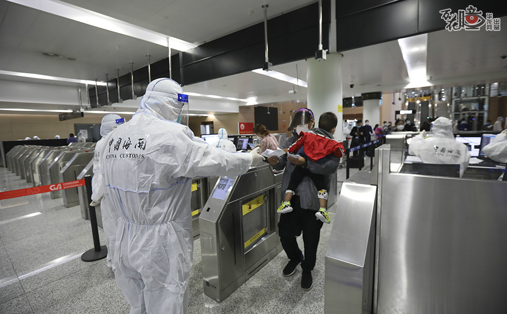 3月29日凌晨2点25分，来自老挝万象瓦岱机场的G52806次航班抵达重庆江北国际机场，重庆海关依法进行登临检疫，实施一系列卫生检疫措施，坚决守卫国门检疫防线。