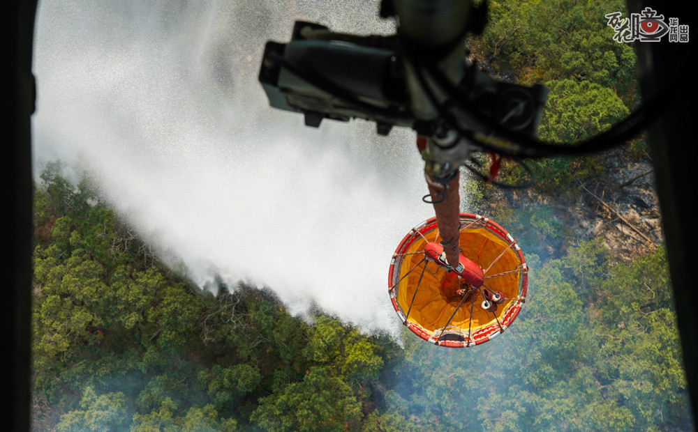 森林火灾扑救中，直升机吊桶灭火时，吊桶一次可装3吨水，直升机可以悬停在半空，对某个火点进行精准“打击”，也可以从火场上空滑翔而过，洒下一条约50米长、30米宽的“水带”，与地面灭火部队相互配合，共同“剿灭”火势。