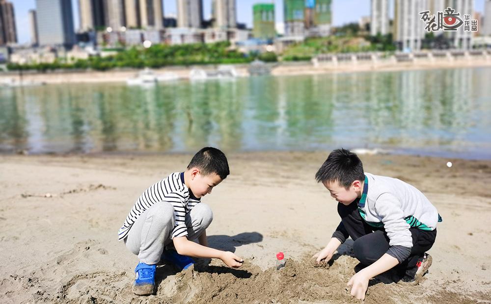 在江边踩水、玩耍是不少重庆人的回忆。北滨二路嘉陵江江边，两个孩子在家长的陪伴下玩得不亦乐乎，久久不肯离去。