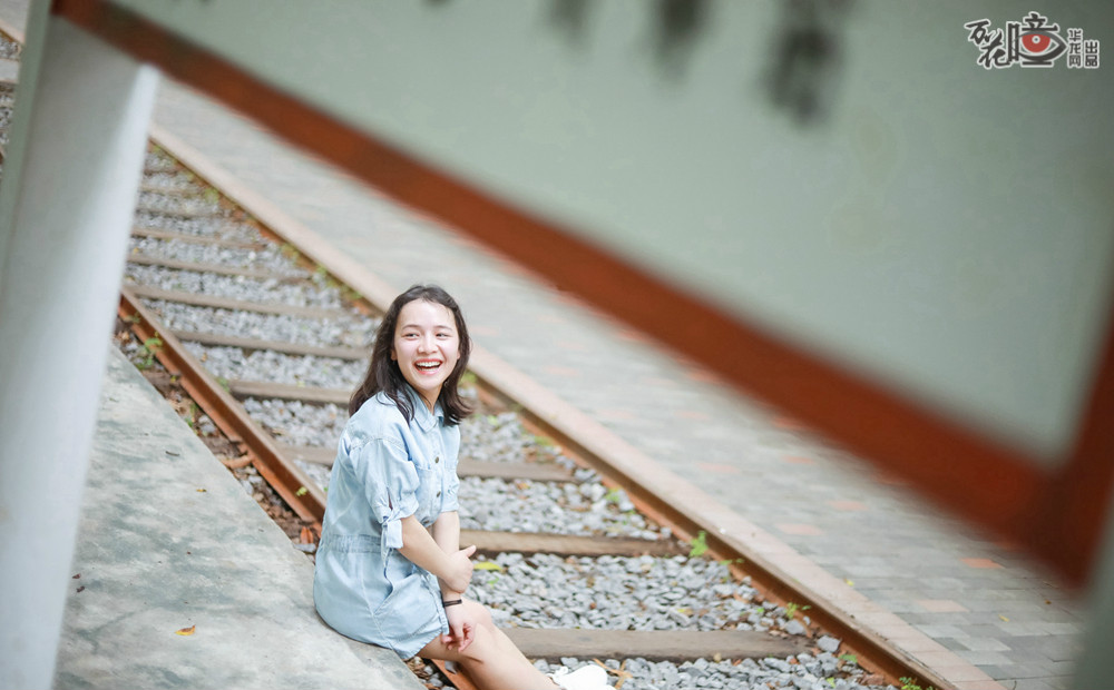 即将毕业的川外学生冉婷，再一次来到这条熟悉的小铁路，坐在锈印斑驳的老铁轨旁，思绪万千。在她看来，这里是川外人的纽带，更连接着现在与未来，期许与梦想。