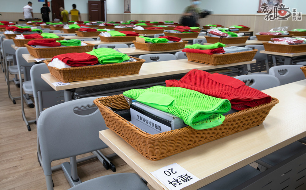 在重庆市第十八中学考点，考场配备有红色和绿色的监考服、金属探测仪、信号屏蔽仪、额温枪、专用手套、口罩等监考用具。