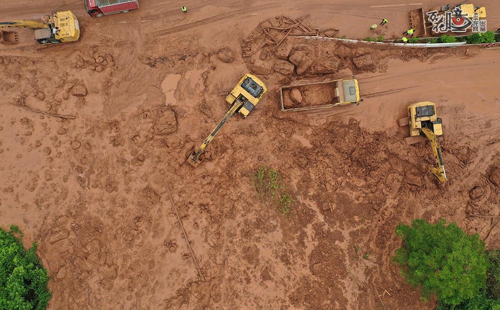 22辆土方车、3台挖掘机、1台铲车，60名抢险人员，在泥水中全力开展抢险作业。