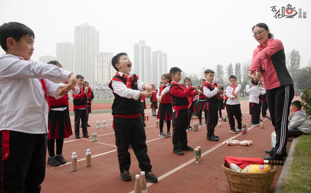 2005年起，郭旗就在重庆市九龙坡区谢家湾小学担任体育老师。2012年，为了让孩子们在学校里能更多受益于体育，学校建议郭旗担任班主任。一开始，郭旗有些担心，最后她还是决定挑战一下。