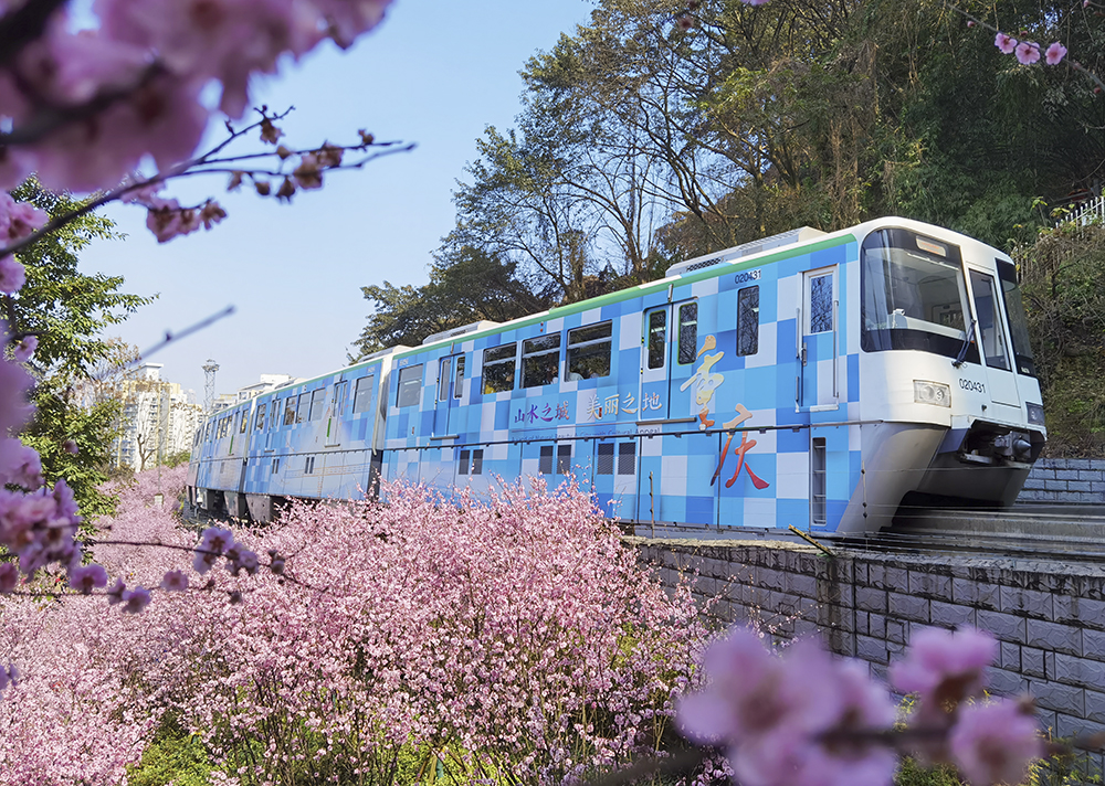 远方行驶的单轨列车，载着春日的希望。