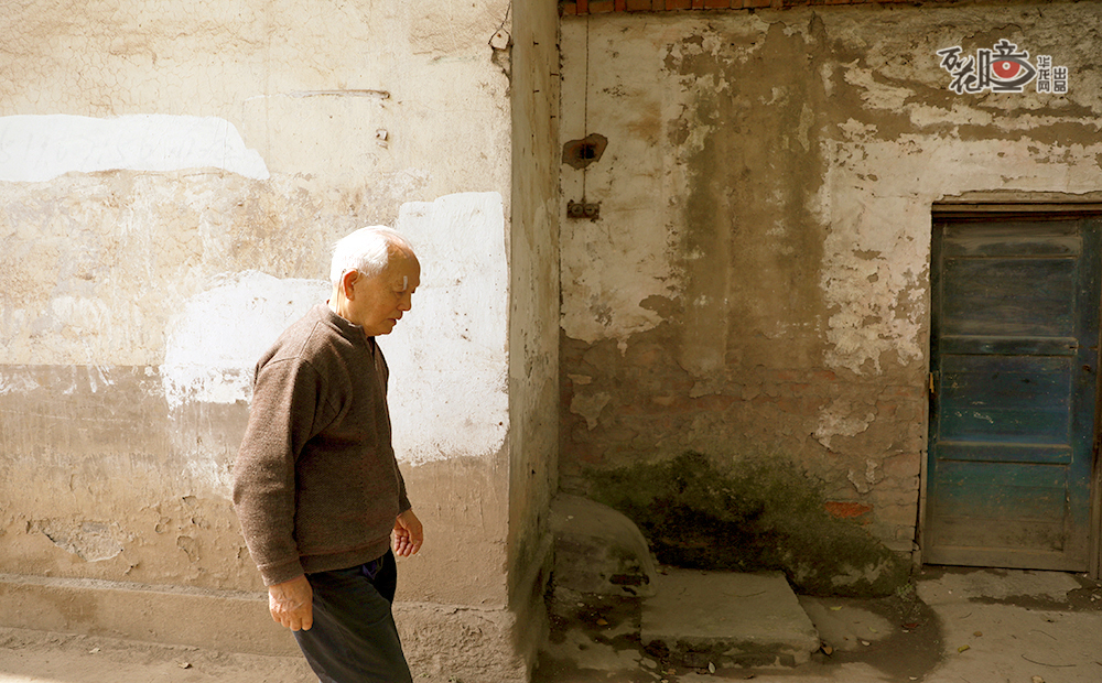 91岁的燕祥曾在粮仓工作了几十年，他回忆，这里曾是巴县五区粮库，最多的时候有17座粮仓，工作每天都很忙碌。这里装着燕祥半辈子的回忆，即使老了，他也舍不得离开。每天午后，他都会去粮仓逛逛，重温青葱岁月。