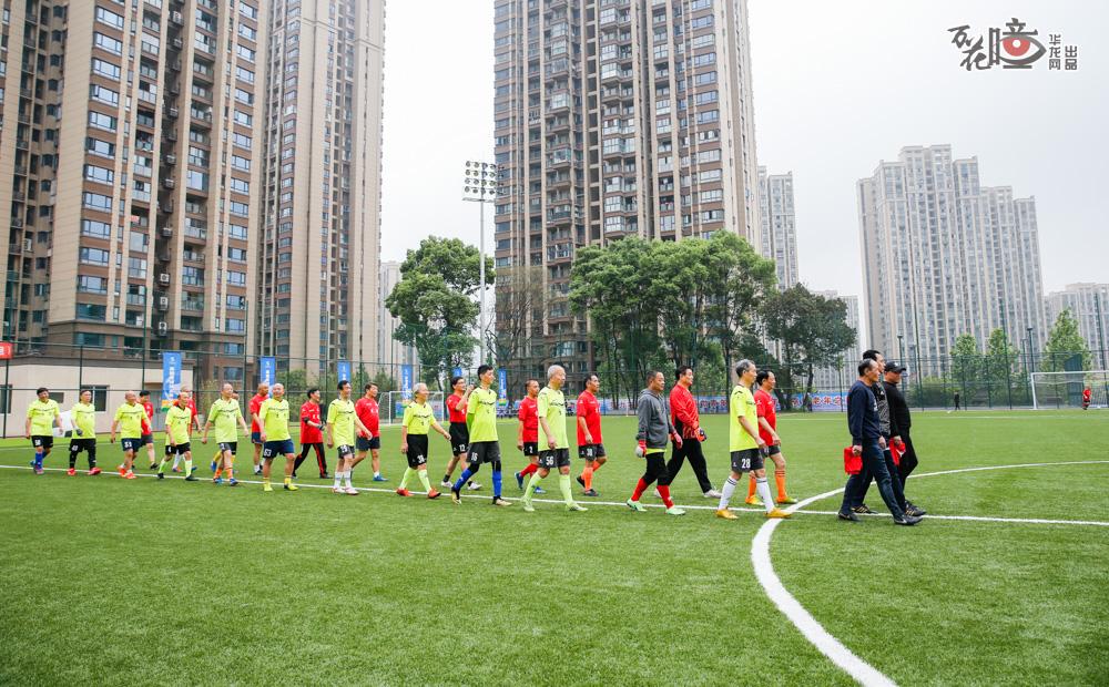 每周二和周四上午8点是老人们“雷打不动”的足球时间！大家在队长姚书荣的号召下来到重庆沙坪坝区开展训练，拍摄这天是他们第一次来到嘉陵足球场。