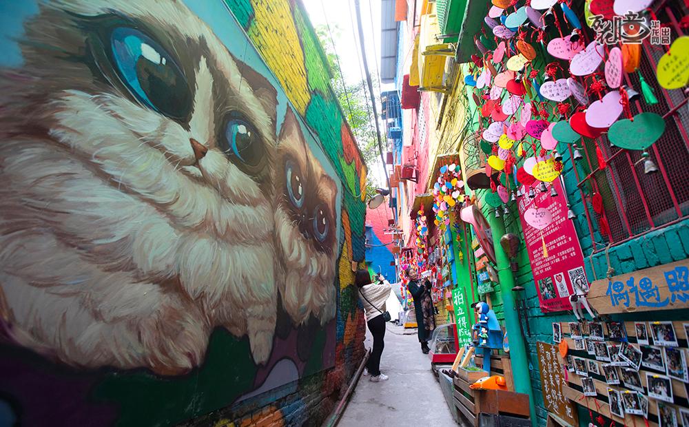 涂鸦画进山城小巷，成为人们生活的一部分。重庆沙坪坝区马房湾，游客们喜欢来这里打卡，感受涂鸦带来的乐趣。