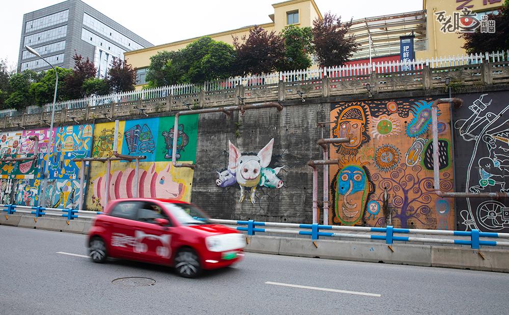 在渝北区金渝路，绚丽多彩的涂鸦让人们感受到的不再是都市钢筋水泥带来的压抑，它们成为城市发展的一部分，让城市变得有温度。