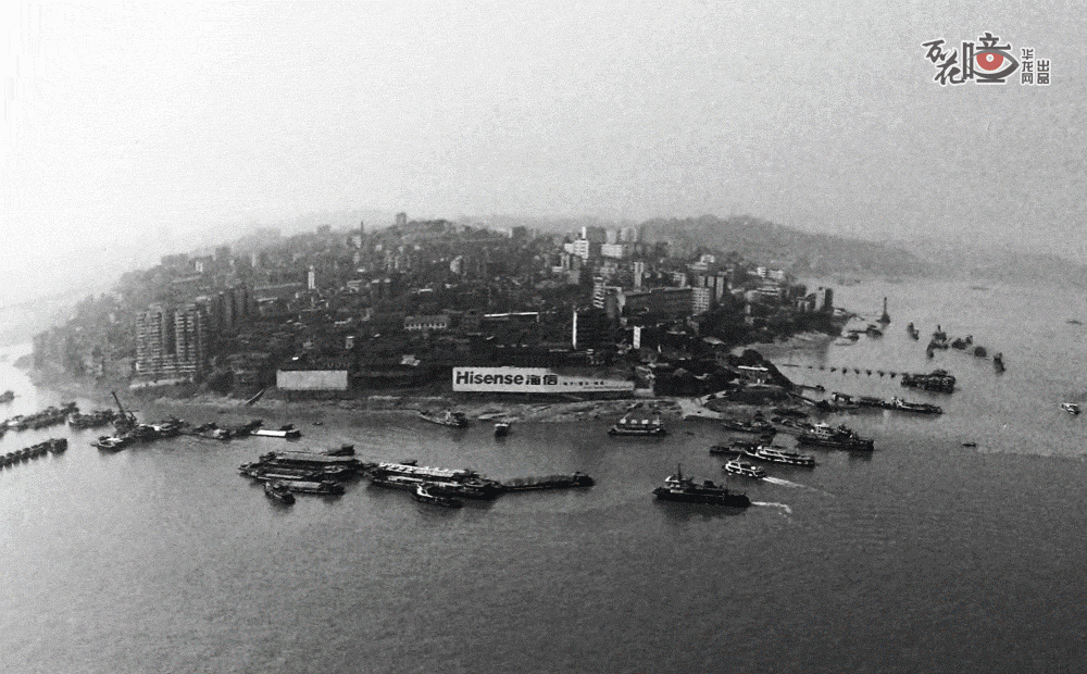 在江北嘴，以前江上最繁忙的是往来穿梭的轮渡，如今江上最繁忙的是满载一船游客的游轮。