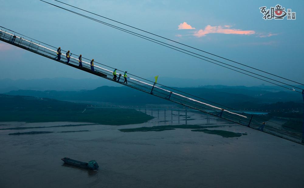 夜幕降临，市民下班回家，但郭家沱长江大桥的建设者们才刚上岗。