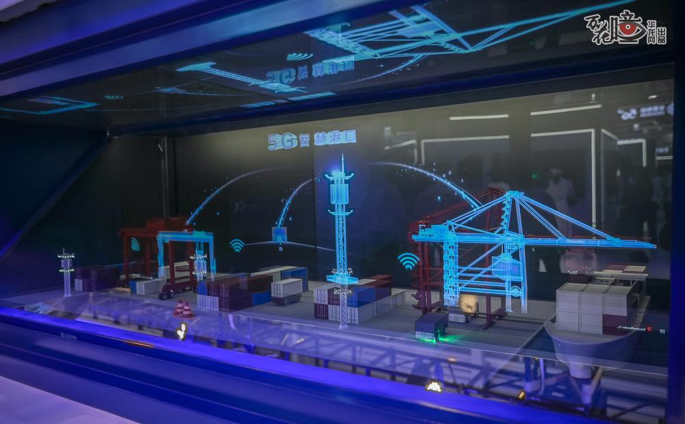 5G时代，港口管理也在进步。通过仿真模型和全息动画展示，一个5G智慧港口跃然眼前。