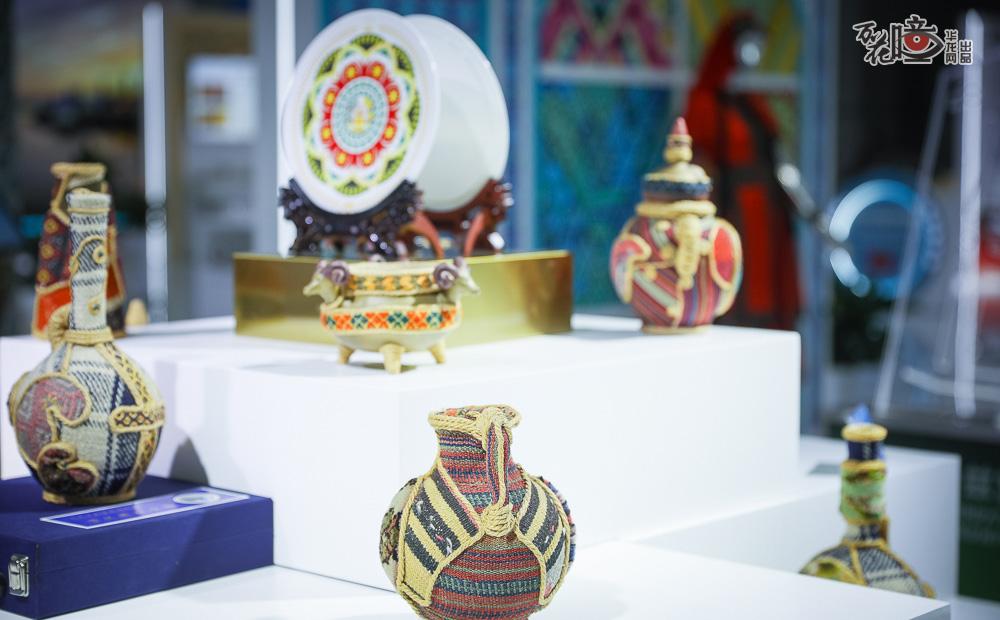 “上合数字经济论坛”遇上“智博会”，充满中亚风情的手工艺品， 成为展馆内一道靓丽风景。