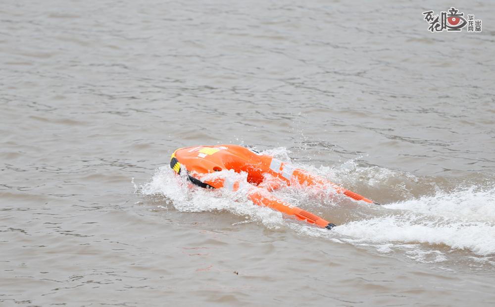 这个橙红色的物件叫水上智能救生器，今年首次投用到竞赛中，它能以6.5米/秒的速度接近落水者，还具备夜间搜索、实时图传等功能。