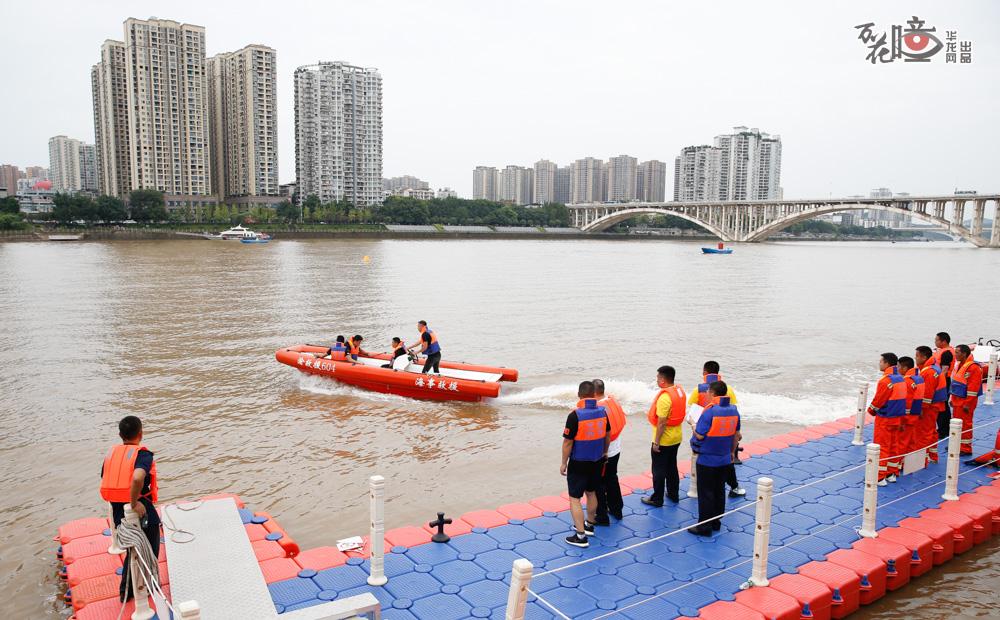 比赛地点重庆合川乃三江汇流之地，好大一片水上救援的“演武场”，冲锋舟救生、潜水打捞等项目竞相上演。