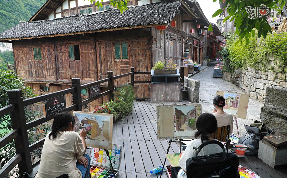 每年约2万名美术专业学生，到龚滩古镇写生。1984年，著名画家吴冠中在此创作《乌江老街》《乌江小镇》等画作。（李文科/摄）