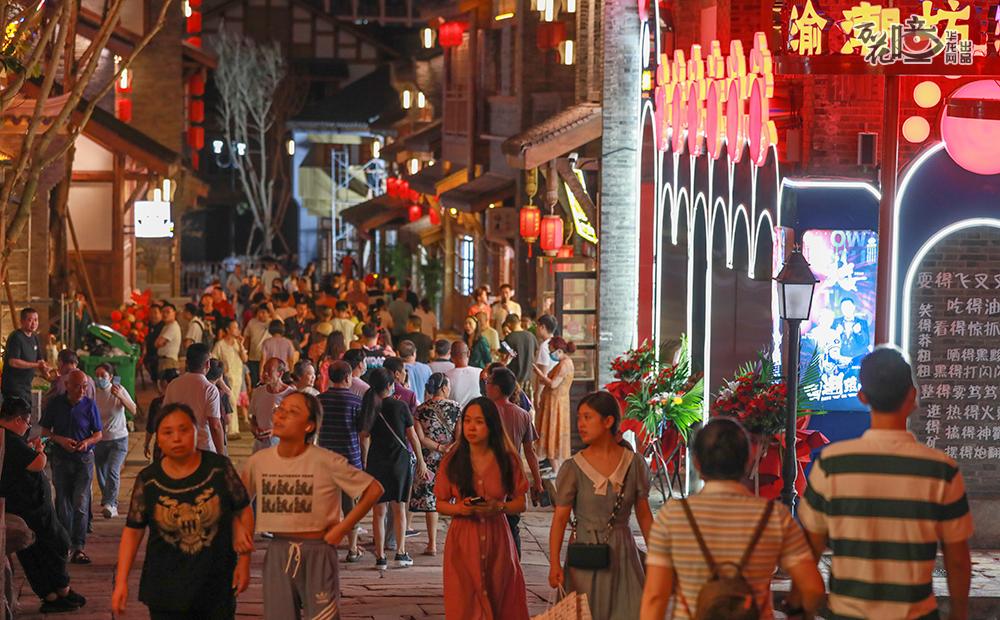 虽然拍摄时还未正式开街，但重庆人早已按捺不住欣喜之情，街上游人如织。