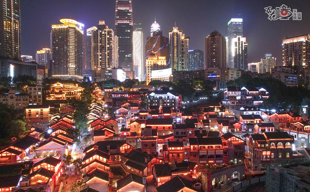 重庆的“母城”是渝中区，渝中区的“老味道”在十八梯。华灯初上，十八梯繁华初现。