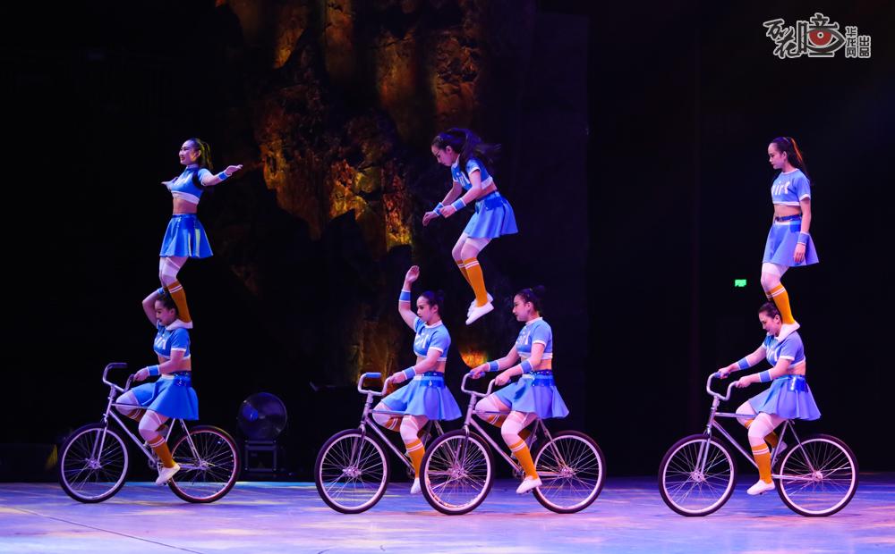 七彩虹光萦绕舞台，这群演员们在自行车上辗转腾挪，气势如虹。