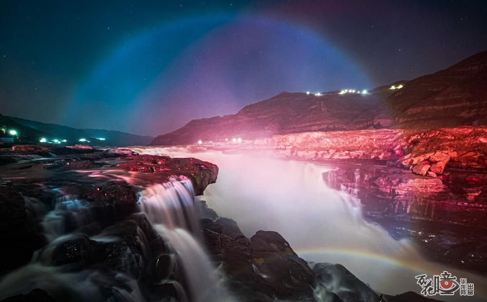 在黄河壶口瀑布，他拍下这张罕见的多重虹壮观景象。
