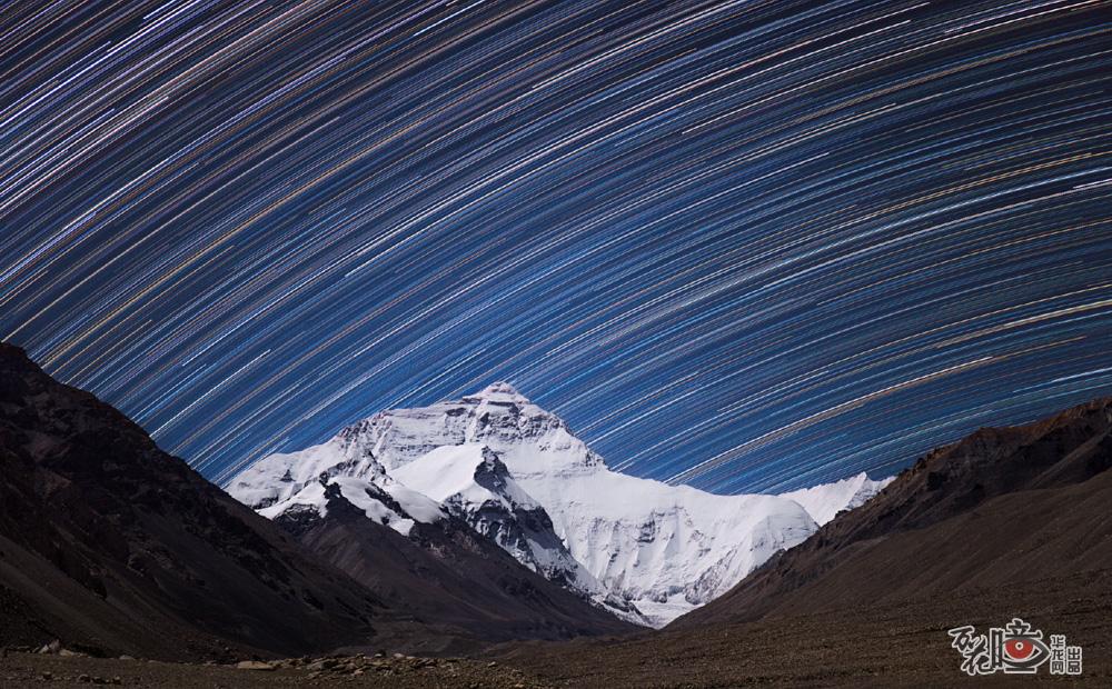 在珠穆朗玛峰上，他拍下了这张“最美星空”，尽管高原反应、天气状况等问题使拍摄充满困难，但“身体下地狱，眼睛上天堂”。