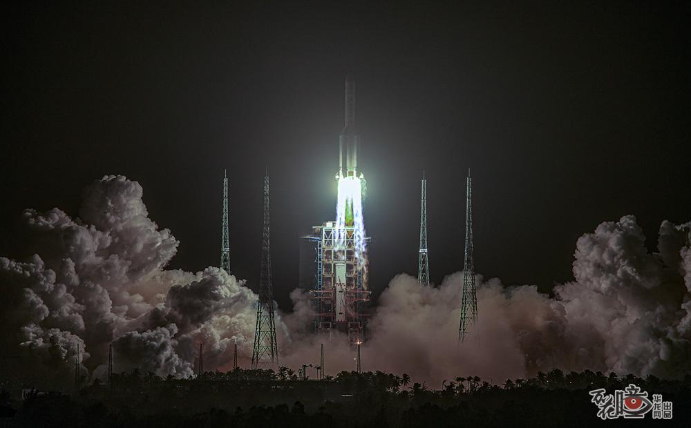 嫦娥五号探测器发射升空，戴建峰也曾亲眼见证。从“天问”探火，到“嫦娥”奔月，中华民族的浪漫想象与硬核科技不断交融。