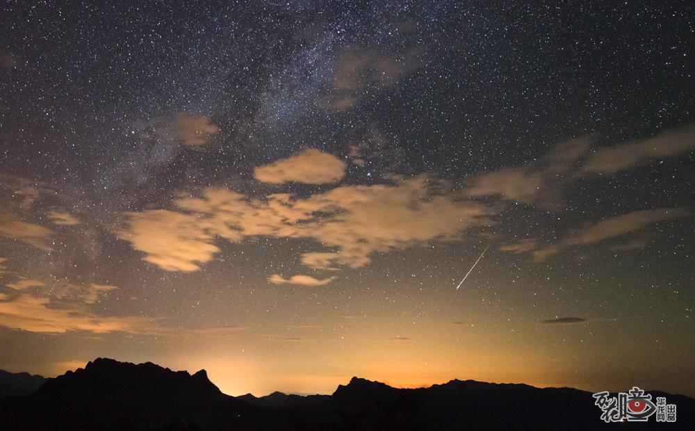 在2013年8月11日，重庆金佛山上，拍下了这张英仙座流星。他说，在重庆也有很多观星的地方，比如圣灯山、綦江古剑山......