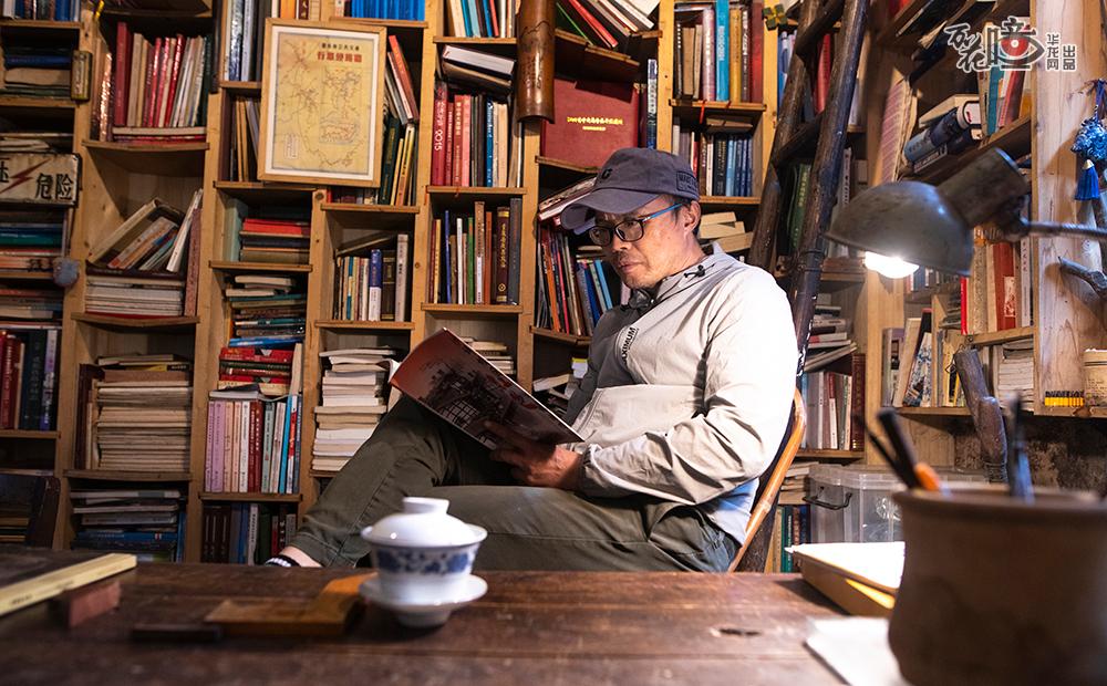 苟军本人爱看书、爱藏书，他2018年从重庆发电厂“内退”，开始在黄桷坪经营书屋。三四十年来，他收藏书籍已有4万余册，多数是重庆文史类书籍。