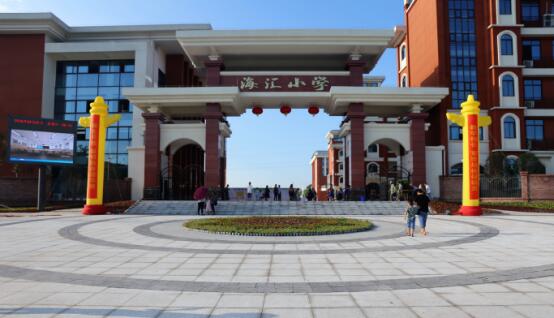江津滨江新城海汇小学建全区首个智慧书法教室