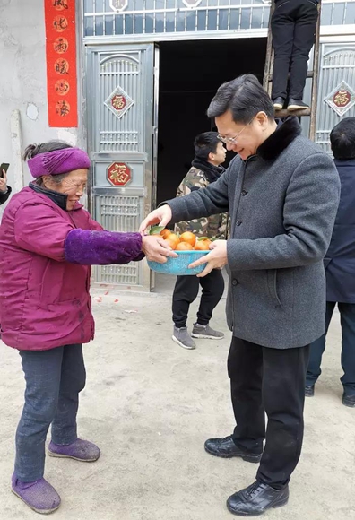 【新春走基层】平安乡里送平安 驻乡脱贫工作队为村民贴春联送温暖