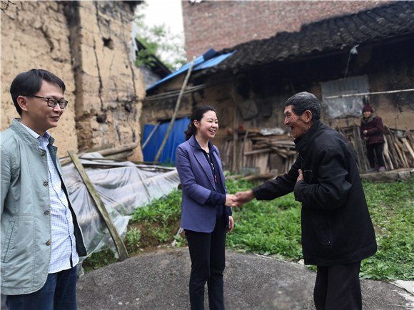 邹远珍慰问村民,通讯员 汪涛 摄4月20日,平安乡党委书记邹远珍到长坪