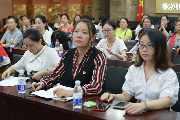 观音桥街道社会事务科的夏麒惠讲述了70年来新中国翻天覆地的变化,并