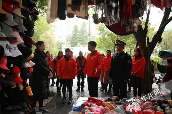 分垃圾扫马路"当"城管 城市管理系列体验带来"正能量"