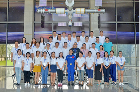 师生参加空间科学夏令营