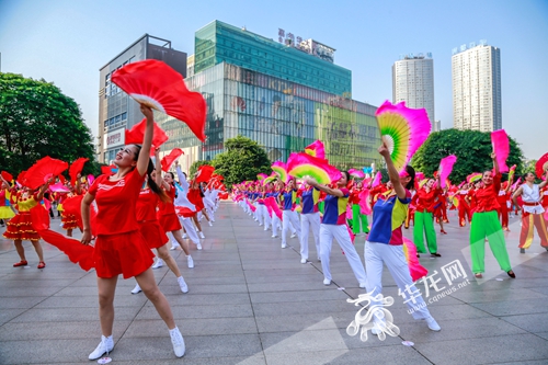 江北区广场舞大赛展现城市精气神.通讯员 曹检 摄