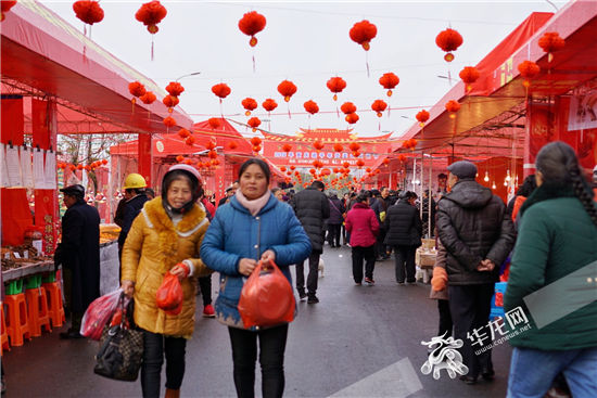 2018年重庆梁平年货美食文化节现场非常热闹 实习生 冉桐 摄