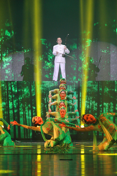 二胡与舞蹈《青山绿韵》.陈阳 摄