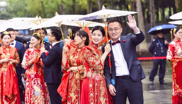 为后浪祝福第九届长安汽车青年集体婚礼今日举行