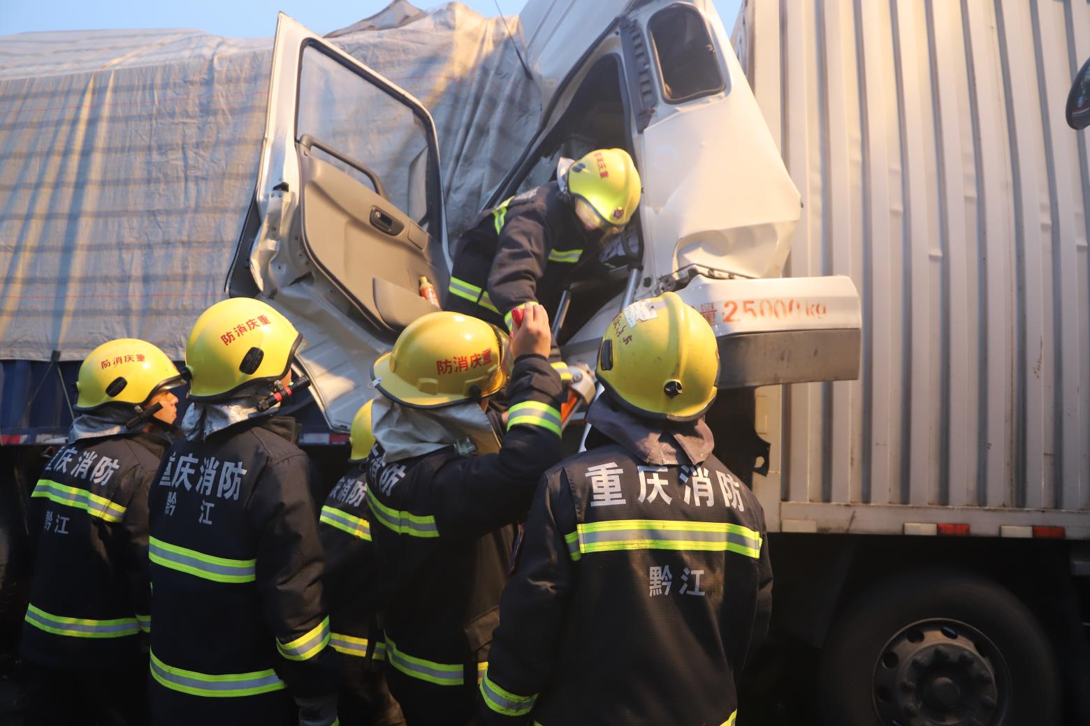 渝湘高速黔江往酉阳方向阿蓬江路段发生三车连环相撞交通事故.