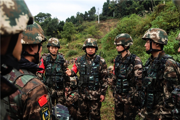 通讯员李东摄日前,武警重庆总队第四季度魔鬼周极限训练在重庆展开.