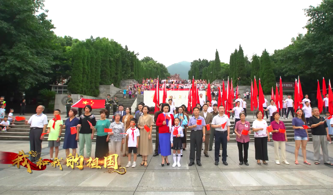  重庆举行"我和我的祖国"快闪活动