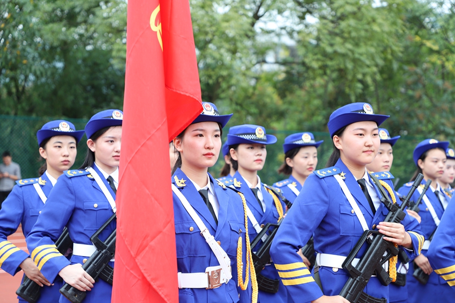【高清大图】巾帼不让须眉!重庆人文科技学院首个女子国旗班"酷毙"了